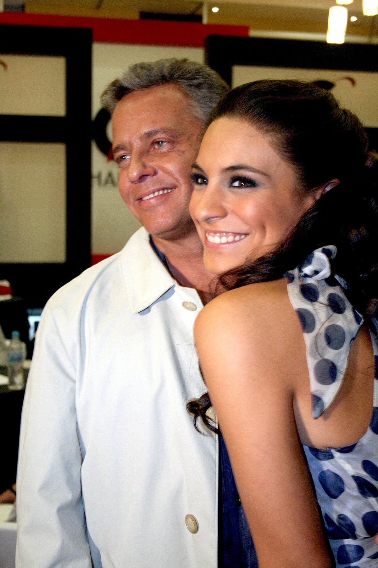En mayo de 2006, luego de terminar la transmisión de 'Barrera de amor', Ayala habló de su relación con Ana Brenda Contreras. En ese momento, el actor y empresario indicó que tomaría su noviazgo "con mucha calma, sin prisas, pues las prisas son un mal consejero", dijo en entrevista para 
<a href="http://www.cronica.com.mx/notas/2006/241059.html" target="_blank">Crónica</a>.