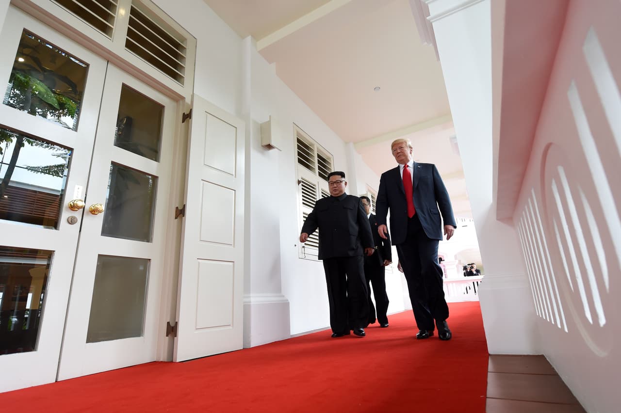 Los dos mandatarios se encuentran desde este domingo en el país asiático. Kim llegó por la mañana en un avión de Air China y horas más tardes arribó Trump, tras retirarse de una amarga cita en Canadá con los aliados del G-7 en torno a los aranceles y el comercio internacional.