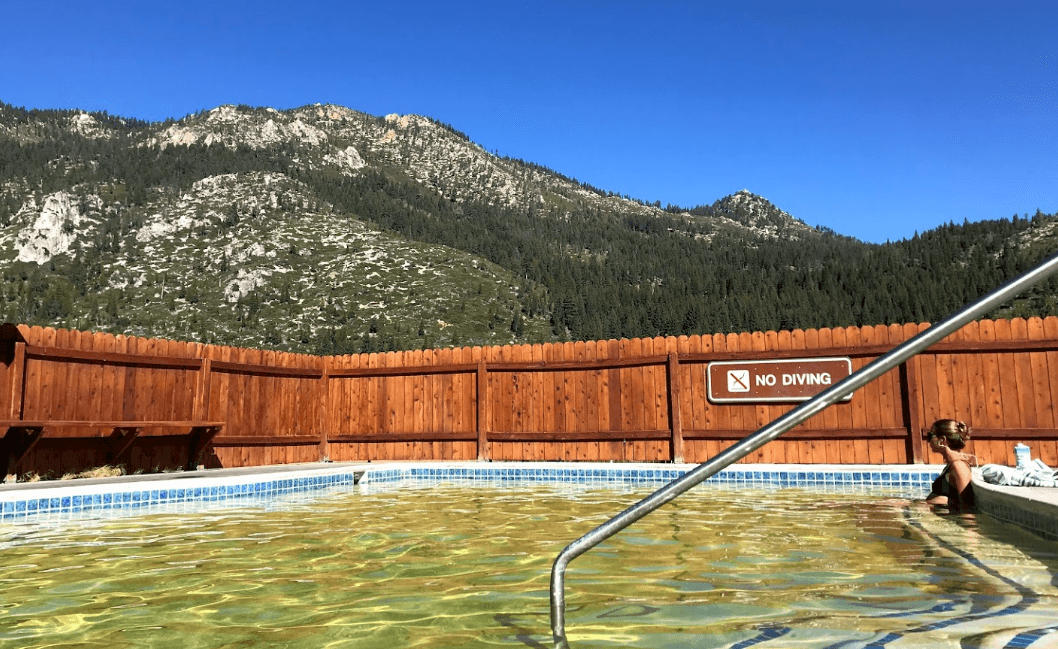 <b><a href="https://www.parks.ca.gov/pages/508/files/GroverHotSpringsSPlWebLayout2015.pdf" target="_blank">Grover Hot Springs</a> </b>ofrece una piscina de concreto a una temperatura de 103ºF. Ubicada sobre los 6 mil pies de altura al sur del Lago Tahoe, 
<b>el lugar es parte del Parque Estatal Grover Hot Springs</b>, el cual ofrece un entorno montañoso, alejado del ruido urbano. 
<br>Recomiendan llamar al (530) 694-2248 antes de planificar cualquier viaje, ya que durante el invierno, las condiciones de la carretera pueden cambiar.