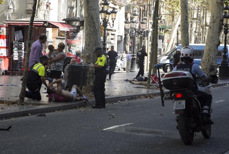 Personas heridas en el suelo son asistidas por personal de emergencias y policial. Las autoridades hablan de al menos un fallecido y varios heridos.