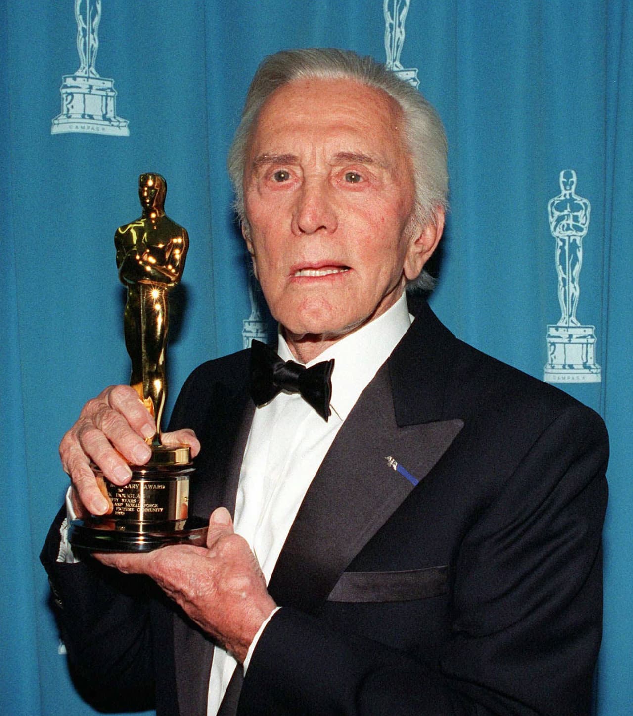 Finalmente, en 1996, a poco de cumplir los 80 años, recibió un Oscar honorífico en reconocimiento a su vasta carrera.