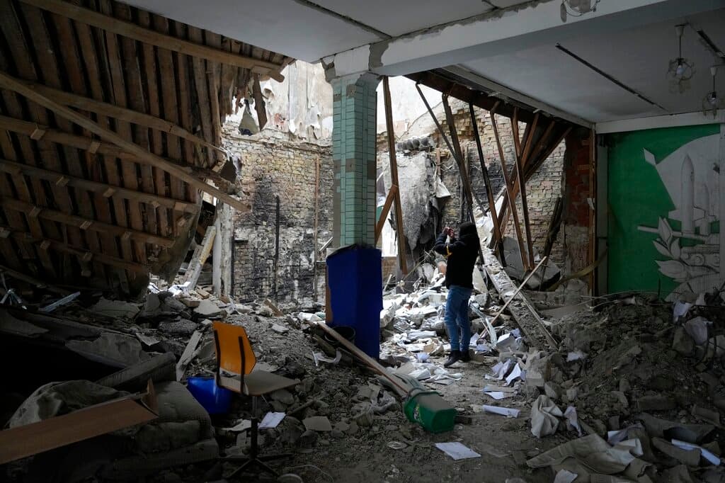 Una mujer toma fotos en un edificio destruido por fuego ruso en Brovary, en las afueras de Kiev. Un funcionario occidental de inteligencia de alto nivel estimó que Rusia ha perdido varios miles de soldados, ya sea porque han muerto o han sido capturados, en la mayor guerra por tierra registrada en Europa desde la II Guerra Mundial.