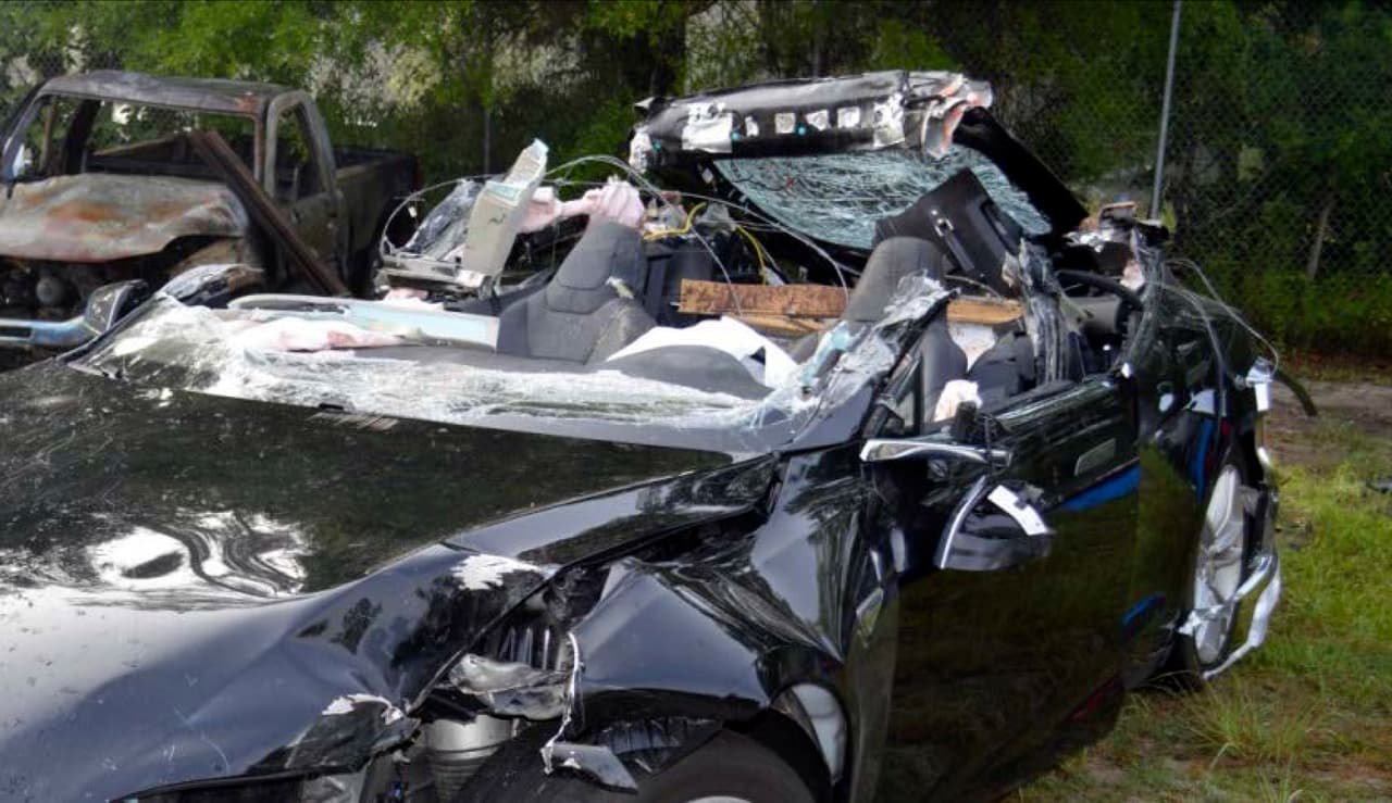 El segundo desastre de relaciones públicas para el Tesla Model S ocurrió el 7 de mayo de 2016 cuando un Tesla Model S con Josha Brown tras el volante 
<b><a href="http://www.univision.com/noticias/tesla/conductor-de-un-tesla-model-s-se-convierte-en-la-primera-victima-mortal-de-la-conduccion-autonoma" target="_blank">se estrello contra un camión remolque cuando era conducido por el sistema de manejo autónomo Autopilot</a></b> de Tesla. Brown se convirtió así en la primera víctima mortal en un accidente en un vehículo auto conducido.