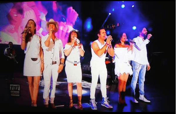 La música continuó a cargo de los integrantes de Timbiriche. Así fue como subieron al escenario de 'Estamos Unidos Mexicanos' Alix, Eric, Sasha, Benny, Mariana y Diego.