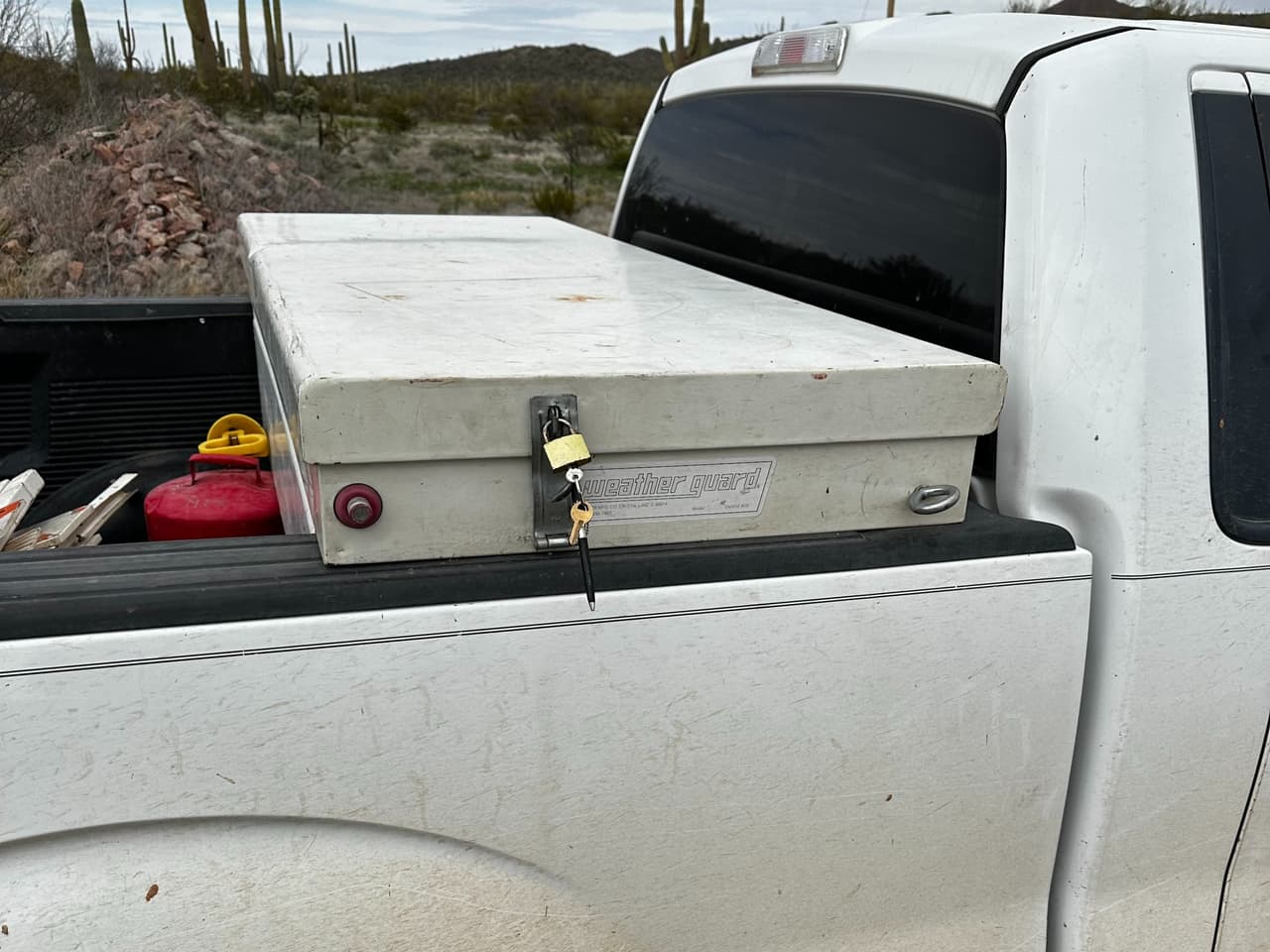 Otro de los casos que sorprendieron a las autoridades fue cuando un K-9 lanzó la alerta sobre la caja de herramientas de una camioneta al oeste de Sells, Arizona.
