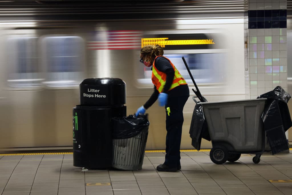 Al mismo tiempo, cerca de 
<b>10.000 empleados recogen la basura</b> de las aceras residenciales dos o tres días a la semana.
<br>
<br>