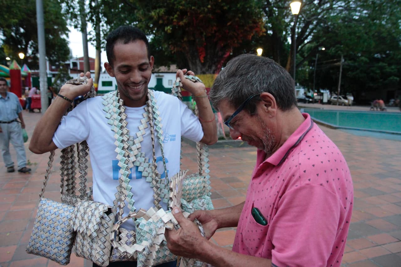 Los bolsos causan asombro y admiración entre los habitantes de Cúcuta que recuerdan épocas donde el bolívar era 17 veces más fuerte que la moneda local. Según Steve Hanke, un profesor de economia de la universidad John Hopkins, la inflación en Venezuela sobrepasó el 16,000% en los ultimos 12 meses.
<br>
<br>