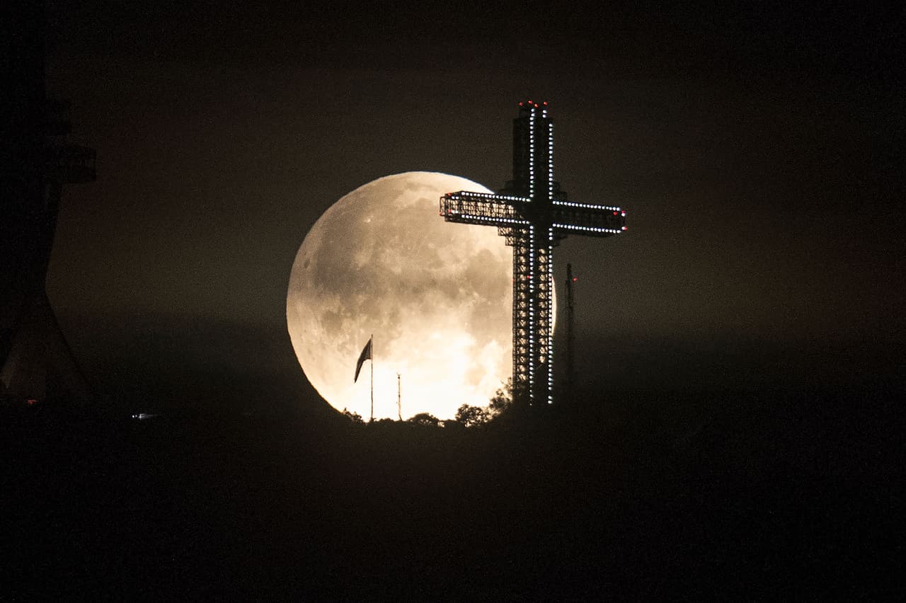 La superluna detrás de una cruz gigante en Skopia, la capital de Macedonia del Norte.