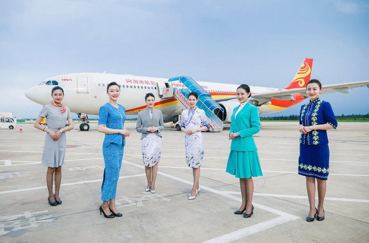<b>Puesto 8. Hainan Airlines.</b> Fue fundada en la provincia China de Hainan en 1993. Actualmente viaja en 1,800 rutas nacionales e internacionales que alcanzan más de 220 ciudades en todo el mundo. Fue incluida por primera vez en la lista de las 10 mejores aerolíneas de Skytrax en 2017.