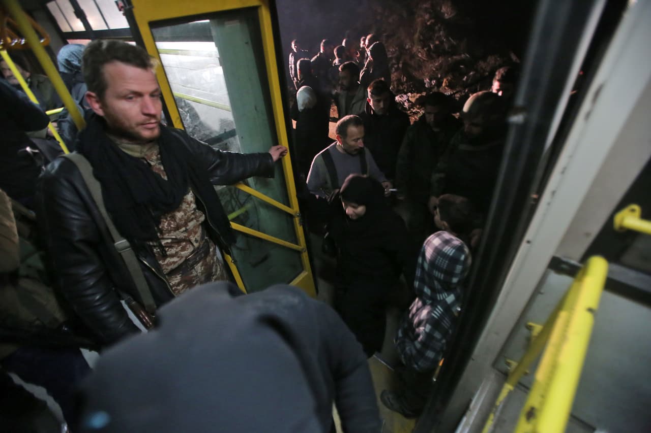 Según la BBC, que está monitoreando en vivo la evacuación, unos 1,000 civiles y 26 heridos fueron los primeros en ser transportados fuera de la zona de conflicto. Se espera que ese número se duplique al final del día.