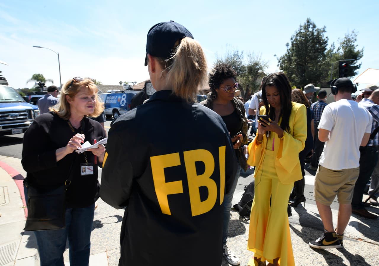 Una vez que 
<b>el presunto atacante fue detenido,</b> fue interrogado por agentes de la policía local y del Buró Federal de Investigaciones (FBI).