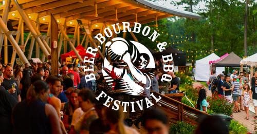 <b>Evento</b>: Beer, Bourbon & BBQ Festival
<br>
<b>Fechas</b>: 2 y 3 de agosto
<br>
<b>Lugar</b>: Koka Booth Amphitheatre de Cary
<br>
<b>Sitio web</b>: 
<a href="https://www.boothamphitheatre.com/events/detail/beer-bourbon-bbq-festival-2">https://www.boothamphitheatre.com/events/detail/beer-bourbon-bbq-festival-2</a> 
<br>
<br>En este festival podrás beber cerveza, degustar bourbon, escuchar música y comer barbacoa. ¿Necesitas algo más?