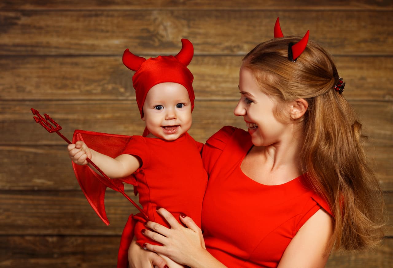 Si quieres que la estrella de la Noche de Brujas sea tu bebé, escógele un disfraz de diablito después, incorpora a tu ‘outfit’ algunos elementos del mismo, como cuernos y/o cola.