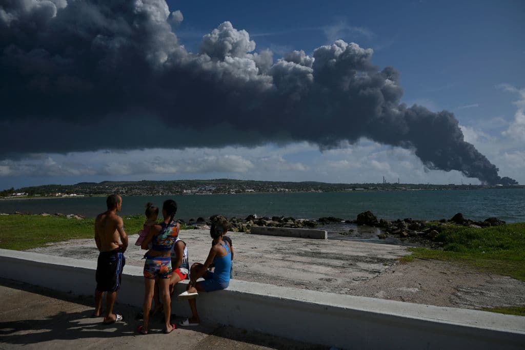 <b>Los desaparecidos son "bomberos que estaban en la zona más cercana" al incendio</b>, dijo la presidencia de Cuba en su cuenta de Twitter. Añadió que la isla "solicitó ayuda y asesoramiento a países amigos con experiencia en el tema petrolero".