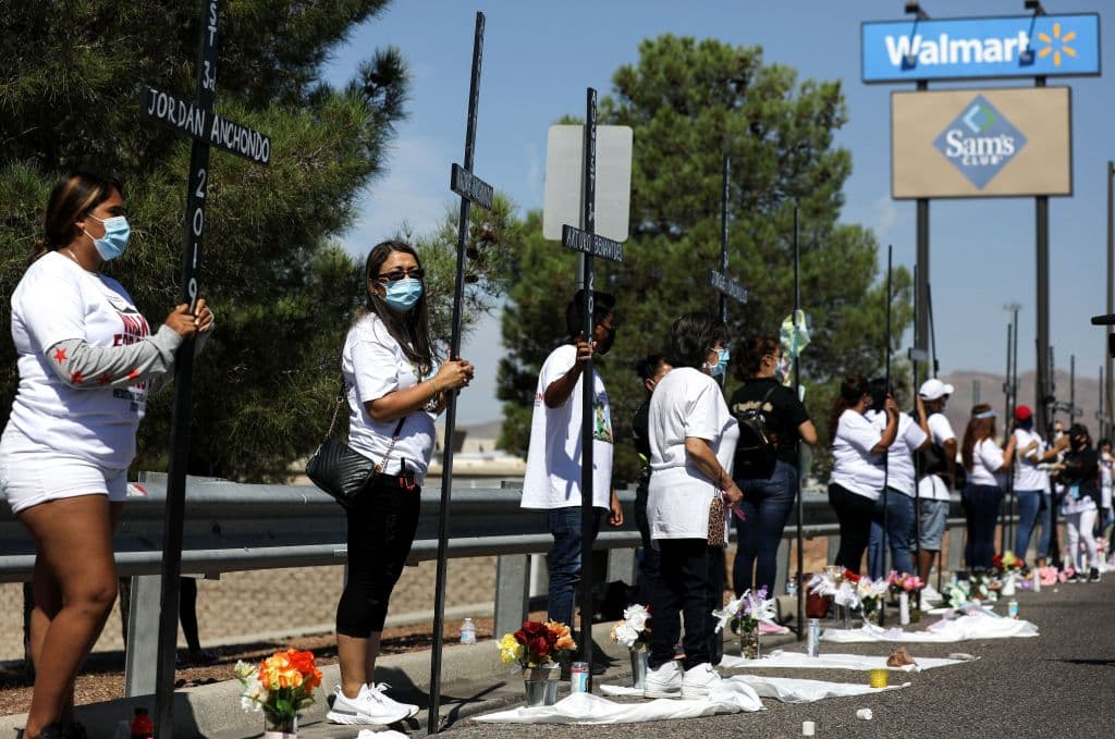 A pesar del gran impacto que tuvo esta masacre en una comunidad mayoritariamente hispana y que hasta el propio Donald Trump se vio obligado a pedir en Twitter a los legisladores que se pusieran de acuerdo para implantar más verificiaciones de antecedentes para la compra de armas, nada cambió después de esta masacre. De hecho, apenas dos años después Texas puso en marcha una de las leyes más laxas de todo el país que permite el porte de armas en público sin necesidad de obtener un permiso o capacitación. 
<b>Lee:</b> 
<b><a href="https://www.univision.com/noticias/tiroteos/leyes-armas-texas-permiso-capacitacion-uvalde-texas">Sin permiso ni capacitación: la ley de Texas permite a cualquier adulto portar un arma.</a></b>