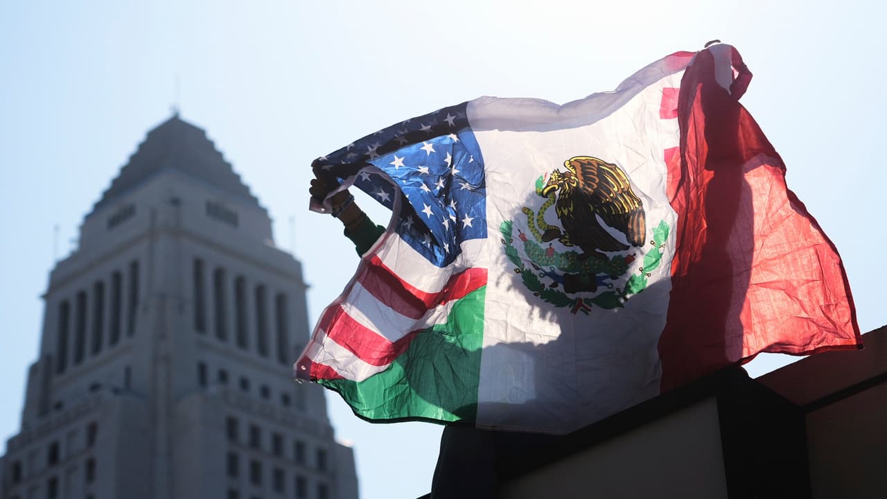 El gobernador Gavin Newsom y otros líderes estatales 
<b>calificaron las redadas como crueles, innecesarias y caóticas</b>, y exigieron transparencia al gobierno federal.