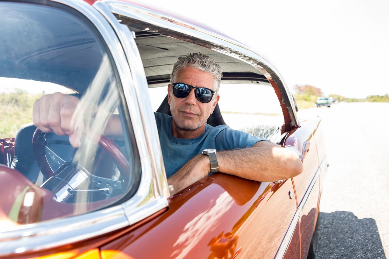 La controversial isla de Cuba, gobernada por una dictadura antiestadounidense de casi 60 años, con la que es ilegal mantener relaciones comerciales, fue descrita por Bourdain para el público de EEUU.