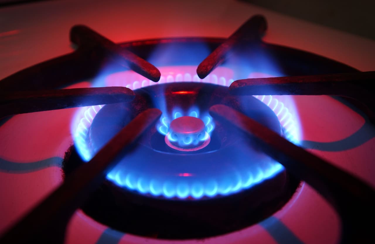 Toma precauciones y 
<b>evita la exposición al monóxido de carbono</b>, que 
<a href="https://www.univision.com/local/dallas-kuvn/tres-personas-murieron-por-inhalar-monoxido-de-carbono-en-una-vivienda-de-dallas-video">es un gas mortal</a>. Este gas se produce por la quema de madera, petróleo o gas natural, así que evita las estufas de leña y calentadores eléctricos.