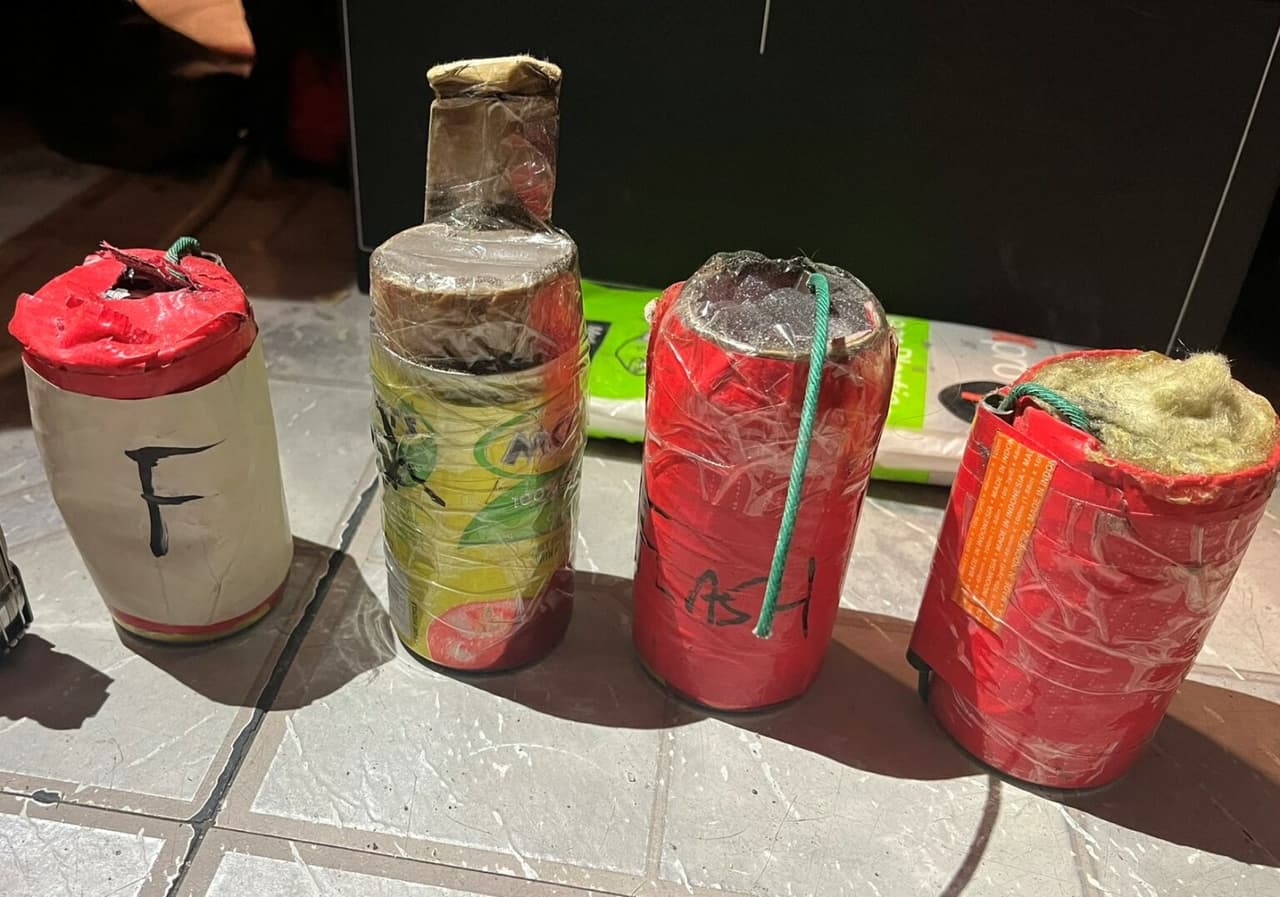 <b> Además, confiscaron explosivos caseros, bombas de humo y 600 balas.</b>
<br>
<br>También confiscaron la impresora con la que se realizaron las armas plásticas..
<br>
