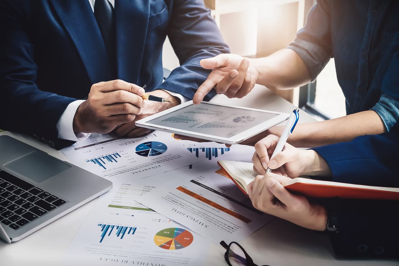 <b>Puesto 18. Directores de cuentas empresariales</b>
<br>
<br>
<b>A qué se dedican:</b> venden y brindan soporte a nuevos clientes, además de administrar las relaciones con los clientes existentes. 
<br>
<br>
<b>Principal industria donde han sido contratados:</b> tecnología.
<br>
<br>
<b>Principales lugares donde han sido contratados:</b> Chicago, San Francisco y Nueva York.
<br>
<br>
<b>Salario anual:</b> entre 80,000 y 150,500 dólares. 
<br>
<br>
<b>Distribución de género:</b> 30% mujeres y 70% hombres.
<br>
<br>
<b>Experiencia previa promedio:</b> 15 años.
<br>
<br>
<b>Disponibilidad para el trabajo remoto:</b> 17.2%.
<br>