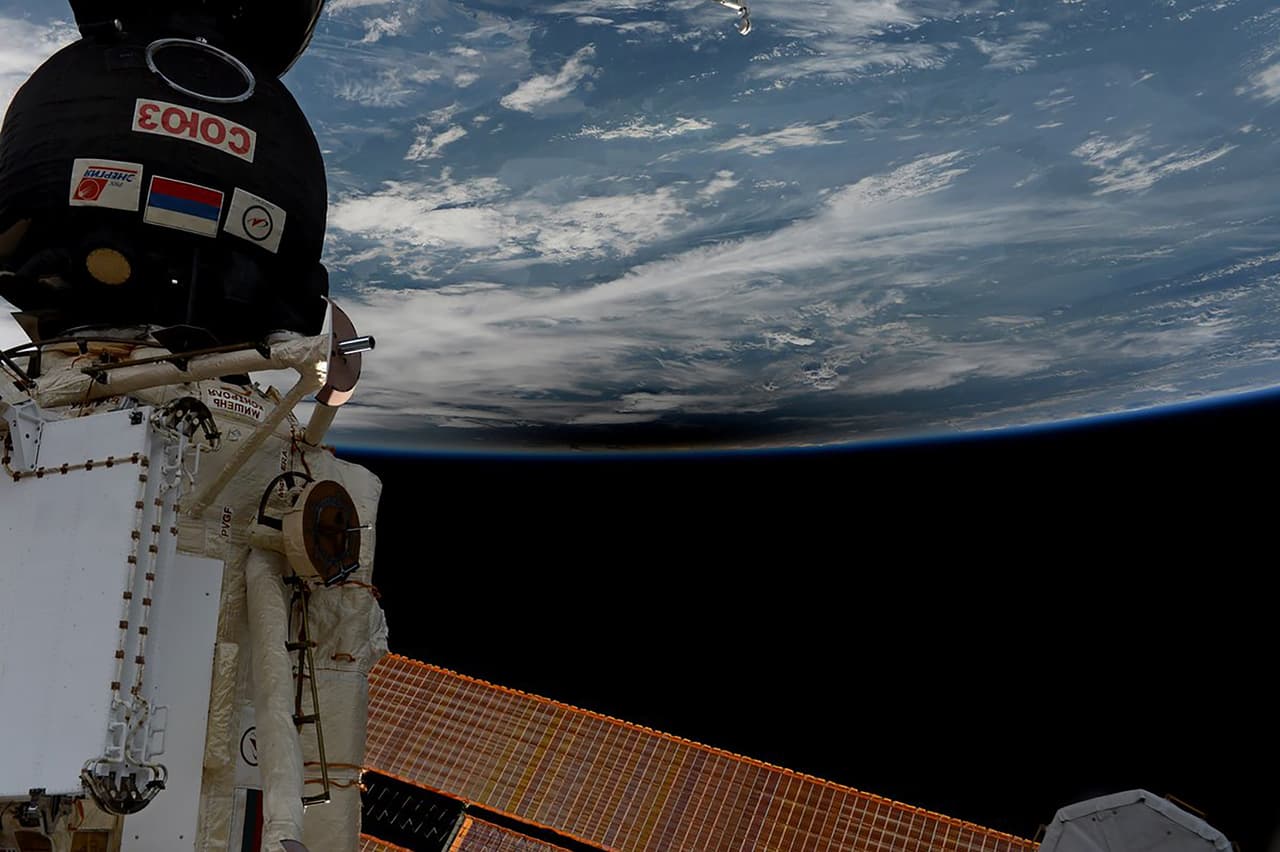 "¡Aquí está! La sombra del #Eclipse2017 de @Space_Station, no son necesarias las palabras", escribió en Twitter el astronauta Paolo Nespoli.
<br>