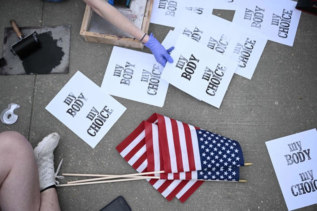 Manifestantes a favor del aborto hacen carteles con la leyenda "Mi cuerpo, mi decisión" frente a la Corte Suprema de Estados Unidos en Washington, DC, la mañana del 3 de mayo de 2022.