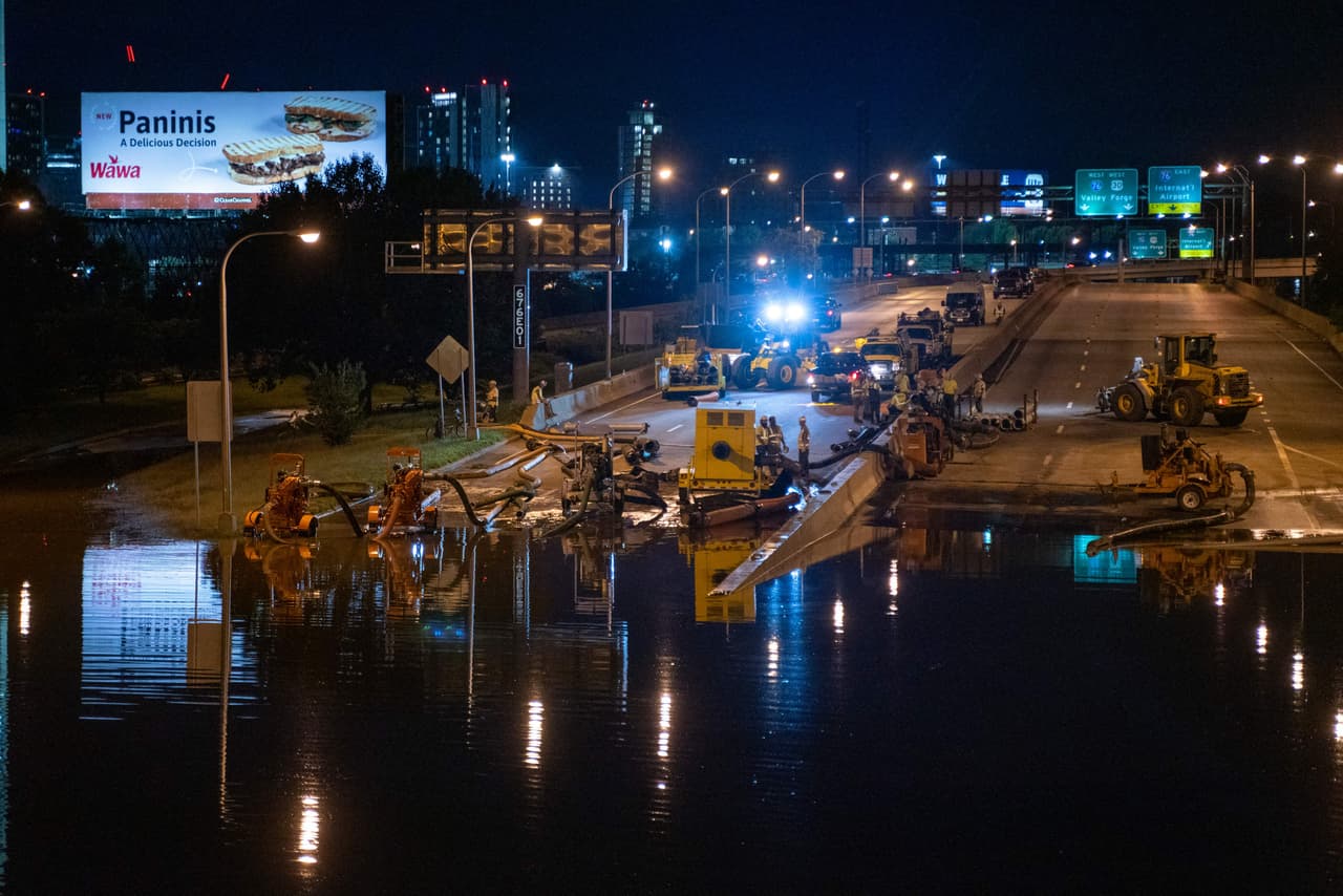 Trabajadores de la 
<a href="https://www.univision.com/local/philadelphia-wuvp/guia-recursos-damnificados-depresion-tropical-ida-filadelfia">ciudad </a>bombean agua de una parte de la Interestatal 676 después de las inundaciones causadas por las fuertes lluvias del huracán Ida en Filadelfia.