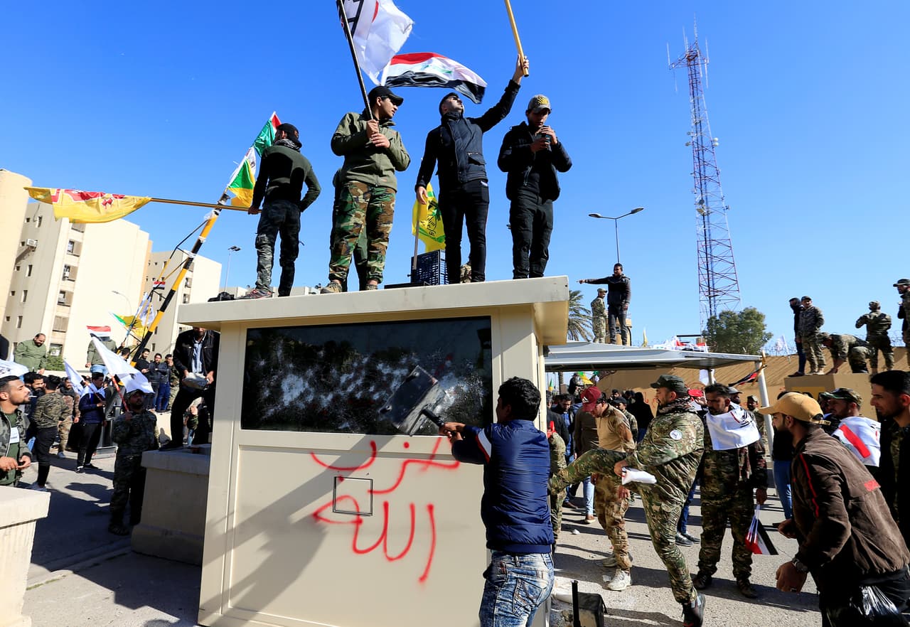 Manifestantes irrumpen en la embajada de EEUU en Irak y Trump culpa a Irán