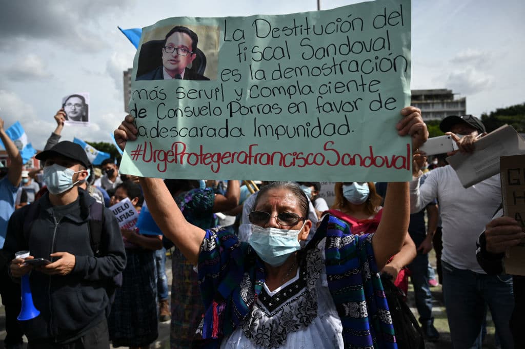 Porras destituyó en 2021 al entonces jefe de la FECI y ahora en el exilio Juan Francisco Sandoval, un hecho que 
<b>desató protestas en el país</b> y que fue incluido por las organizaciones de Derechos Humanos en la lista de acciones de Giammattei que alertan sobre 
<a href="https://www.univision.com/noticias/opinion/opinion-guatemala-atenta-contra-la-libertad-de-prensa">la deriva autoritaria en Guatemala</a>.