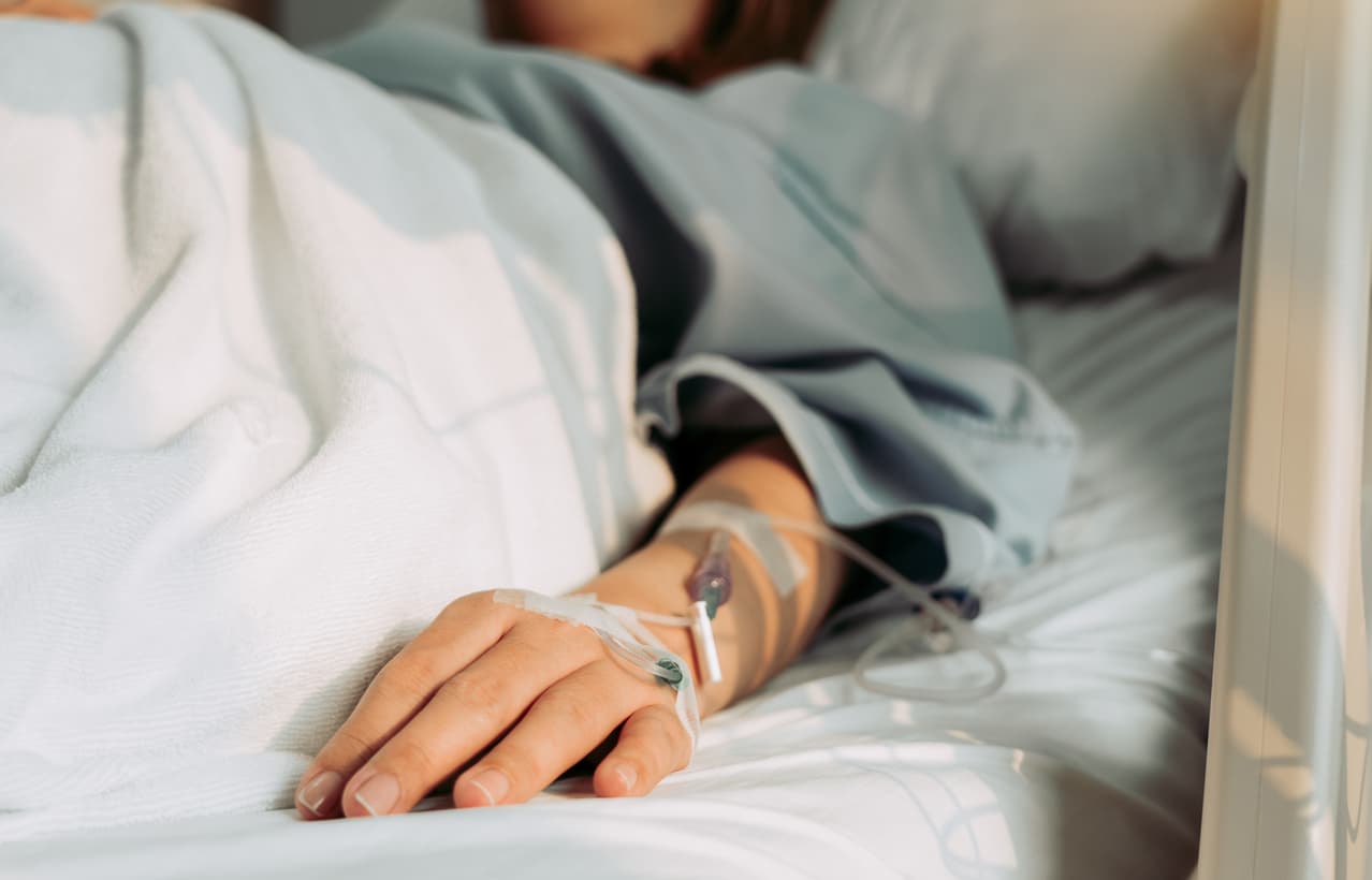 "Me dijeron que no sobreviviría": La historia de la joven que casi muere por una 'bacteria carnívora' tras dar a luz a su bebé