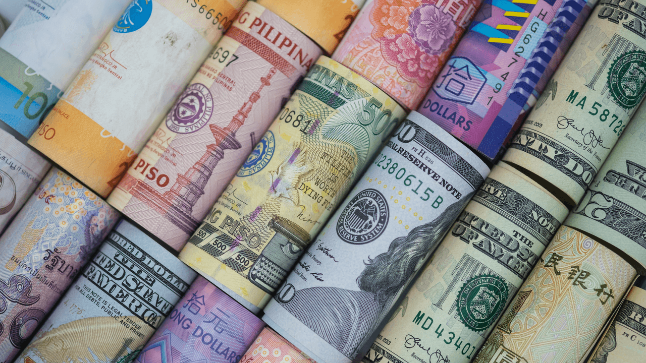 Los negocios que tienen que ver con dinero 
<b>son aquellos que se dediquen a cambiar billetes, hacer money orders, canjeo de cheques, cheques de viajeros, transferencias de dinero,</b> entre otros servicios. La orden del FinCEN viene desde el 11 de marzo de 2025 y también aplica para California.