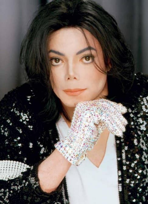 ¿Quién no recuerda al gran Michael Jackson y su peculiar guante de lentejuelas blanco?