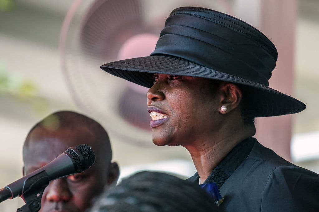 Martine Moïse habla durante el funeral de su esposo el 23 de julio en Cabo Haitiano, Haití.