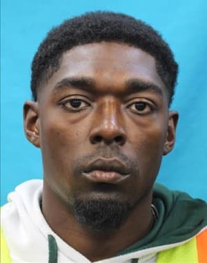 Por la captura de 
<b>Brandon Troy Hartfield </b>la recompensa asciende a 5,000 dólares.
<br>
<br>Hartfield tiene lazos con el condado de Bexar, 
<b>incluyendo la ciudad de San Antonio, Texas</b>. 
<br>
<br>Su 
<b>expediente criminal consiste en condenas por robo agravado y robo de una casa. </b>
<br>
<br>El 27 de agosto de 2024, en el condado de Bexar, se ordenó su arresto por 
<b>agresión sexual a un menor</b>. Ese mismo día, la Junta de Indultos y Libertad Condicional de Texas emitió una orden de arresto en su contra, por 
<b>violación de la libertad condicional</b>.