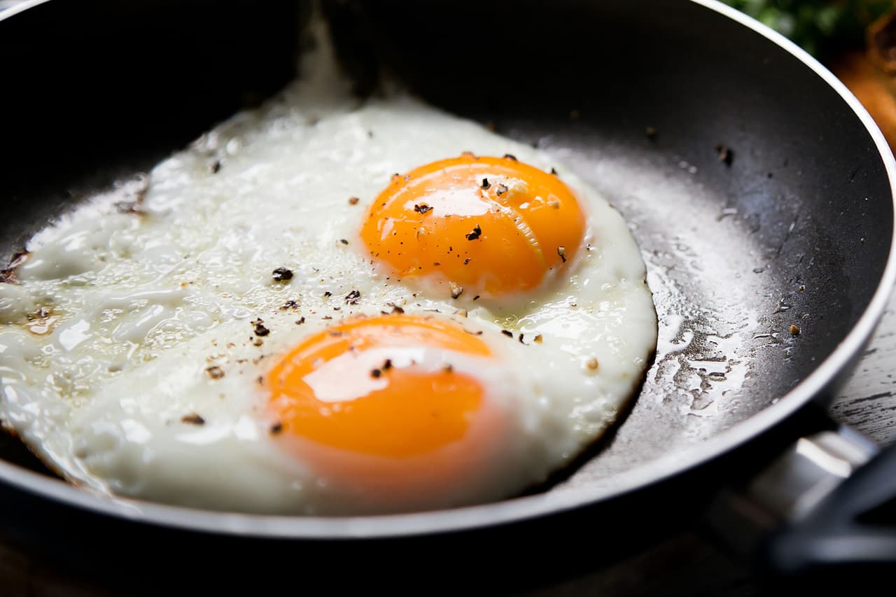 <b>Puesto 14. Huevos</b>
<br>
<br>Emisión de gases de efecto invernadero para producir un kilogramo de comida: 4.7 kilogramos de CO2.
<br>
<br>Tierra necesaria para producir un kilogramo de producto: 6.3 metros cuadrados.
<br>
<br>Agua dulce necesaria para producir un kilogramo de producto: 577.7 litros.
<br>
<br>Además de la producción de gases, la industria de los huevos es altamente contaminante para el suelo y las aguas. 
<br>