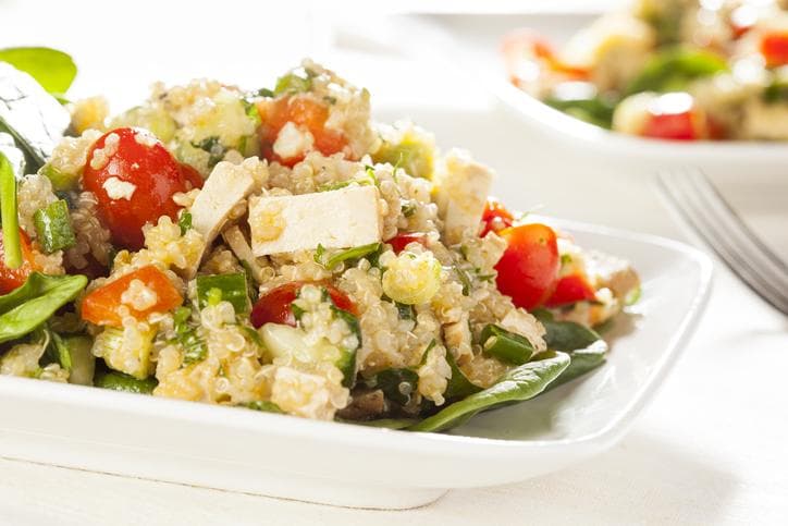 Esta 
<a href="https://www.univision.com/noticias/reto-28/ensalada-de-quinoa-con-tofu-reto-28">ensalada de quinoa con tofu</a> es ligera, saludable y puede prepararse con antelación. Su versatilidad permite, además, intercambiar vegetales sin que pierda sabor.