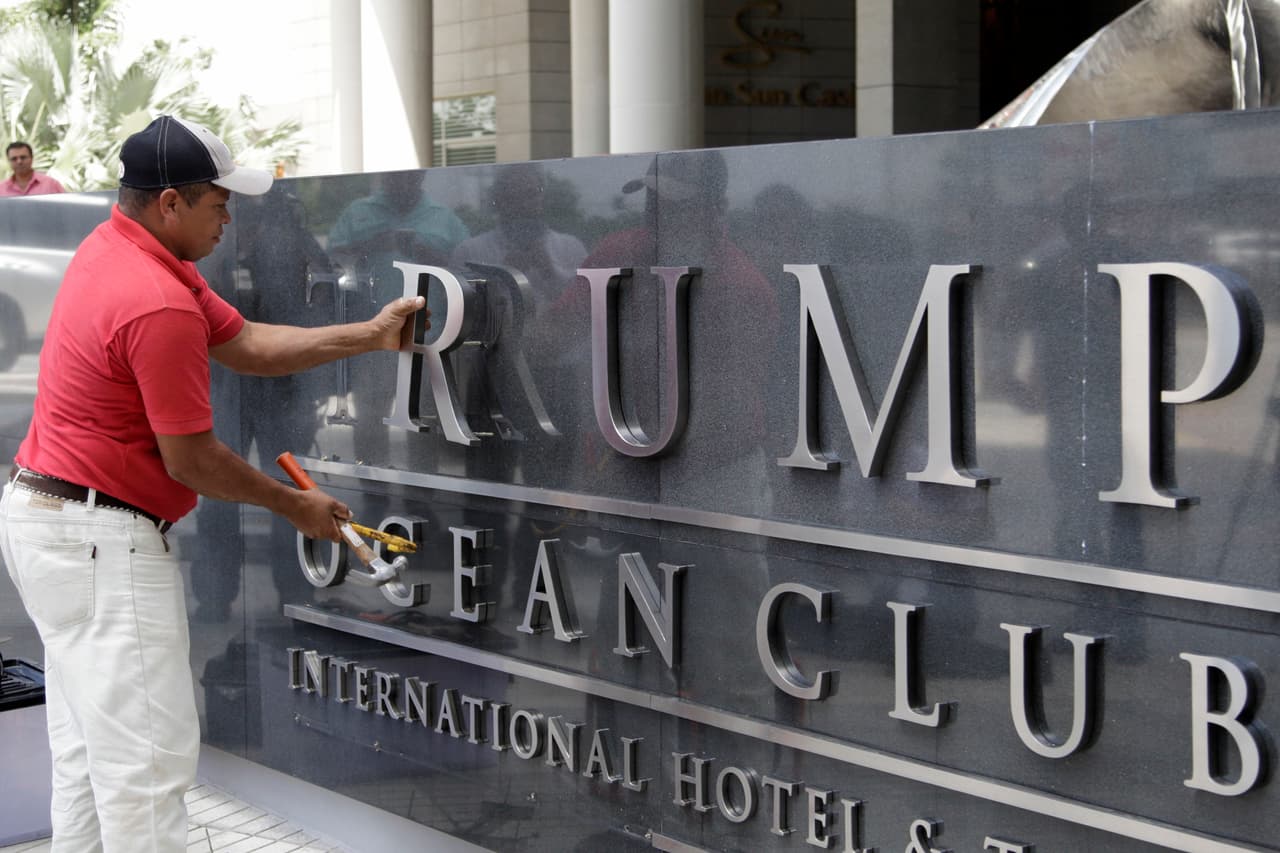 <b>Trump Ocean Club International Hotel and Tower.</b> Este edificio de 400 millones de dólares en la Ciudad de Panamá, una de las más grandes apuestas del expresidente en América Latina, es ahora operado por la cadena Marriott. 
<a href="https://www.univision.com/noticias/estafa-y-fraude/disputa-por-la-administracion-del-hotel-trump-en-panama-obliga-al-gobierno-a-intervenir"><u>Después de una batalla legal entre la Organización Trump y el accionista mayoritario</u></a> del complejo, que involucró la intervención de las autoridades panameñas, en 2018 se ordenó la eliminación de la palabra Trump de la fachada del edificio.