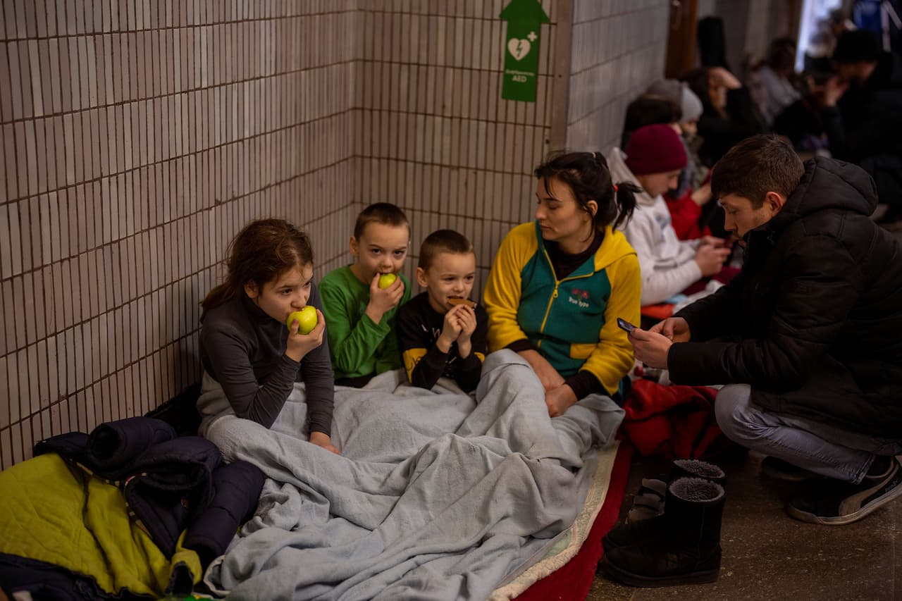 Una familia resguardandose de los ataques rusos en una estación del metro de Kiev. 25 de febrero. 
<br>
<br>
<a href="https://www.univision.com/noticias/mundo/rusia-ucrania-bombardeos-guerra-invasion"><u>Vea aquí un drama que se repite en Europa después de 80 años, las familias de una ciudad protegiendose de los bombardeos en las estacuiones del metro</u></a>
<br>