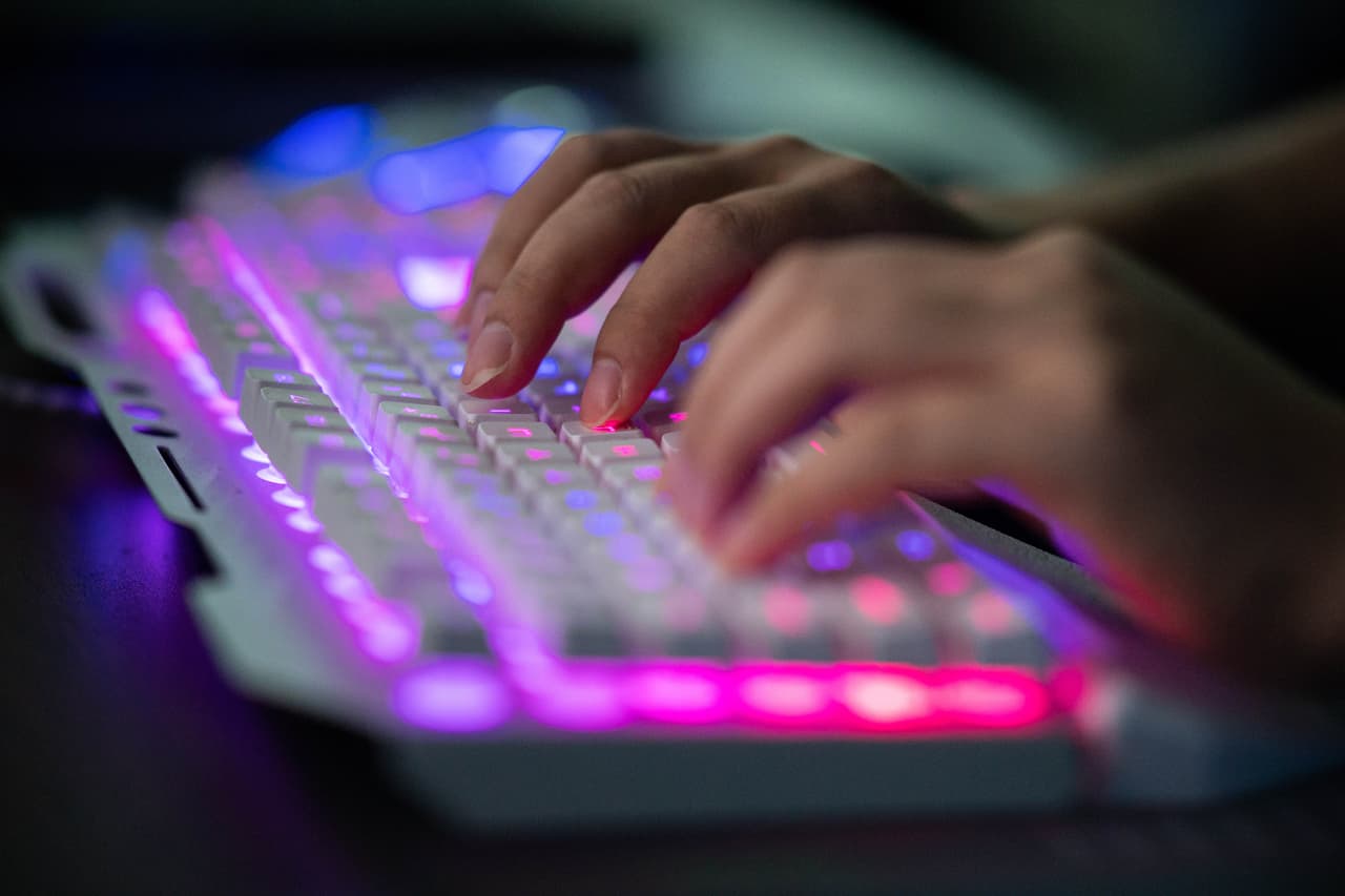 Venden tu información por $7 en la red oscura: así operan los estafadores con IA
