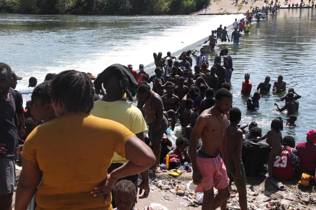 La ciudad fronteriza de Del Rio, Texas, vive una crisis humanitaria con la llegada de más de 12,000 inmigrantes indocumentados, en su mayoría haitianos, que buscan ser procesados por autoridades fronterizas para solicitar asilo.