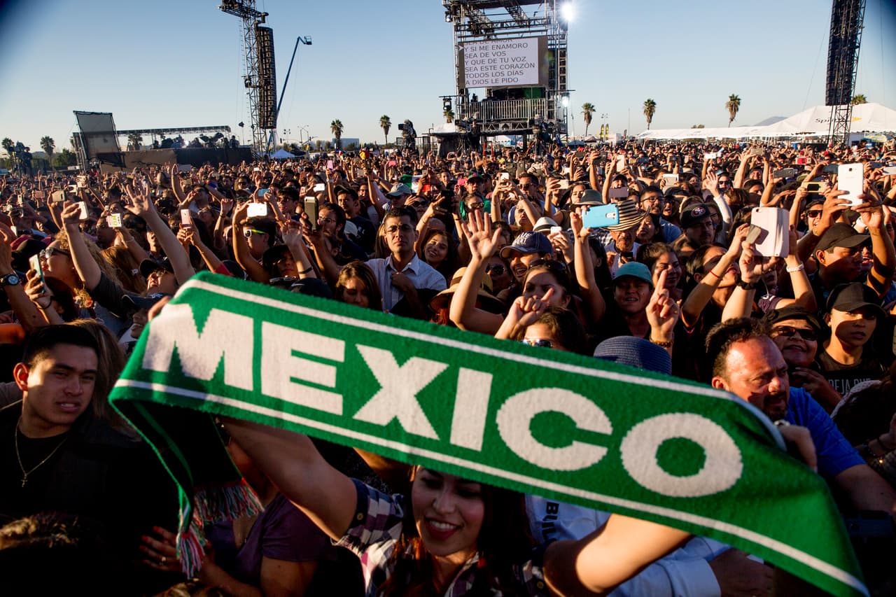 Con logos y banderas de México el público de RiseUp As One en la frontera celebró el concierto. Foto: David Maris.