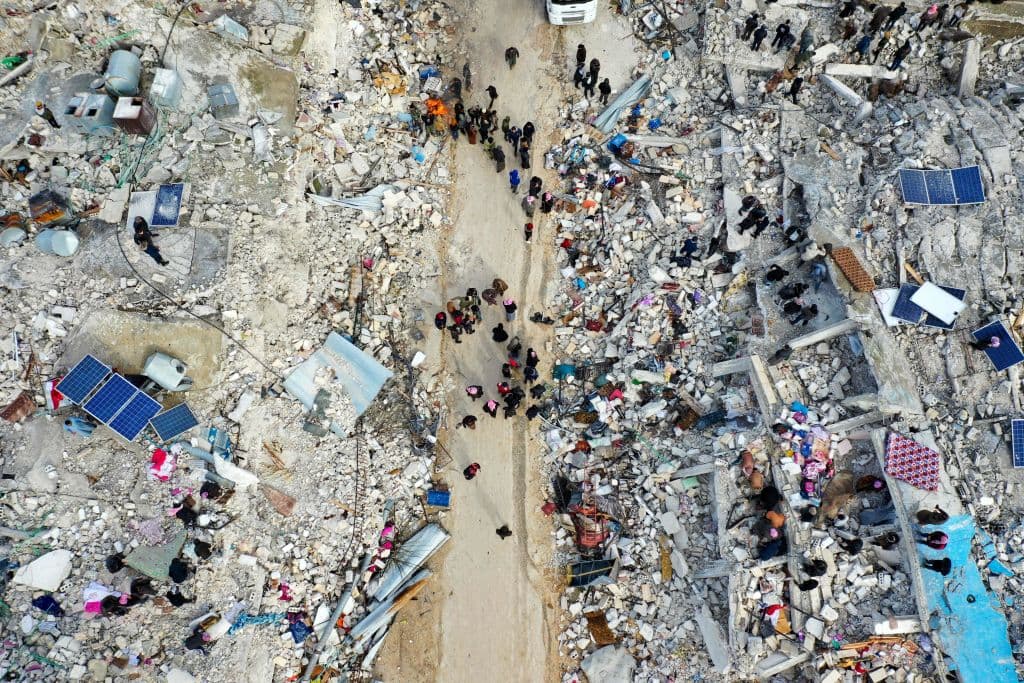La cifra de fallecidos ha aumentado constantemente desde que se dio el primer balance de víctimas el lunes. Tres días después de los mortales terremotos el número de muertos ya había superado los 15,000, mientras continúan las tareas de rescate para encontrar supervivientes entre los escombros. Vista aérea de Harim.