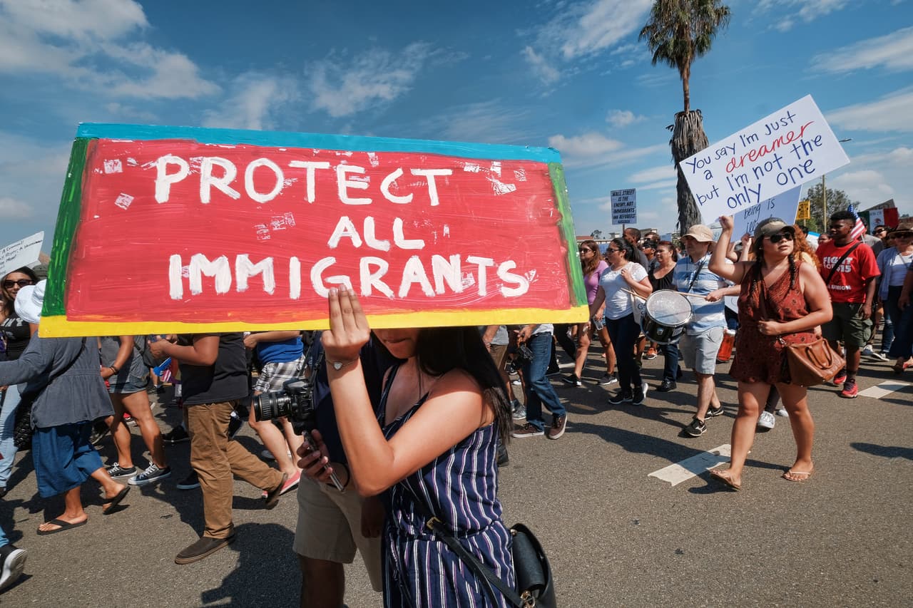 "Protege a todos los inmigrantes", dice el cartel de esta activista que participó en una marcha que se llevó a cabo el 4 de septiembre.