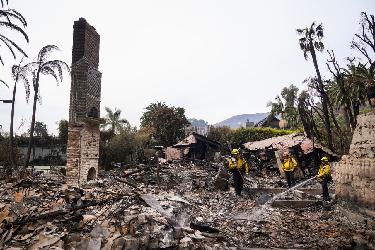 Los bomberos trabajan en una casa devastada por el 
<b>incendio Franklin en Malibú.</b>