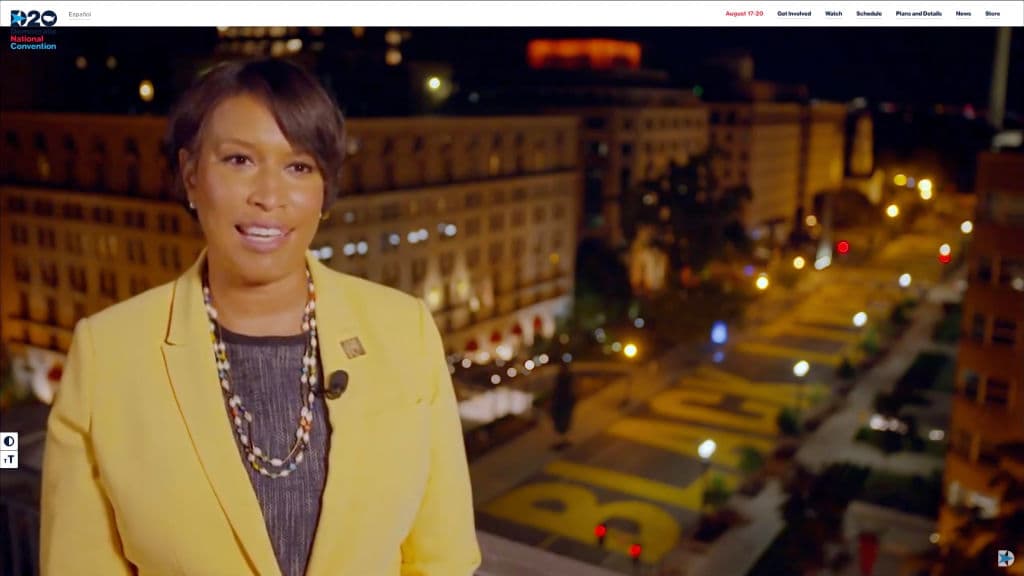 La alcaldesa de Washington D.C, Muriel Bowser, también habló en la Convención. Ella hizo énfasis en el apoyo al movimiento 
<b><i><a href="https://www.univision.com/temas/black-lives-matter">Black Lives Matter</a></i></b>. Fue en la ciudad que ella gobierna la escena de represión a manifestantes pacíficos en contra de la violencia policial, ordenada para que el presidente Trump se tomara una foto frente a una iglesia.