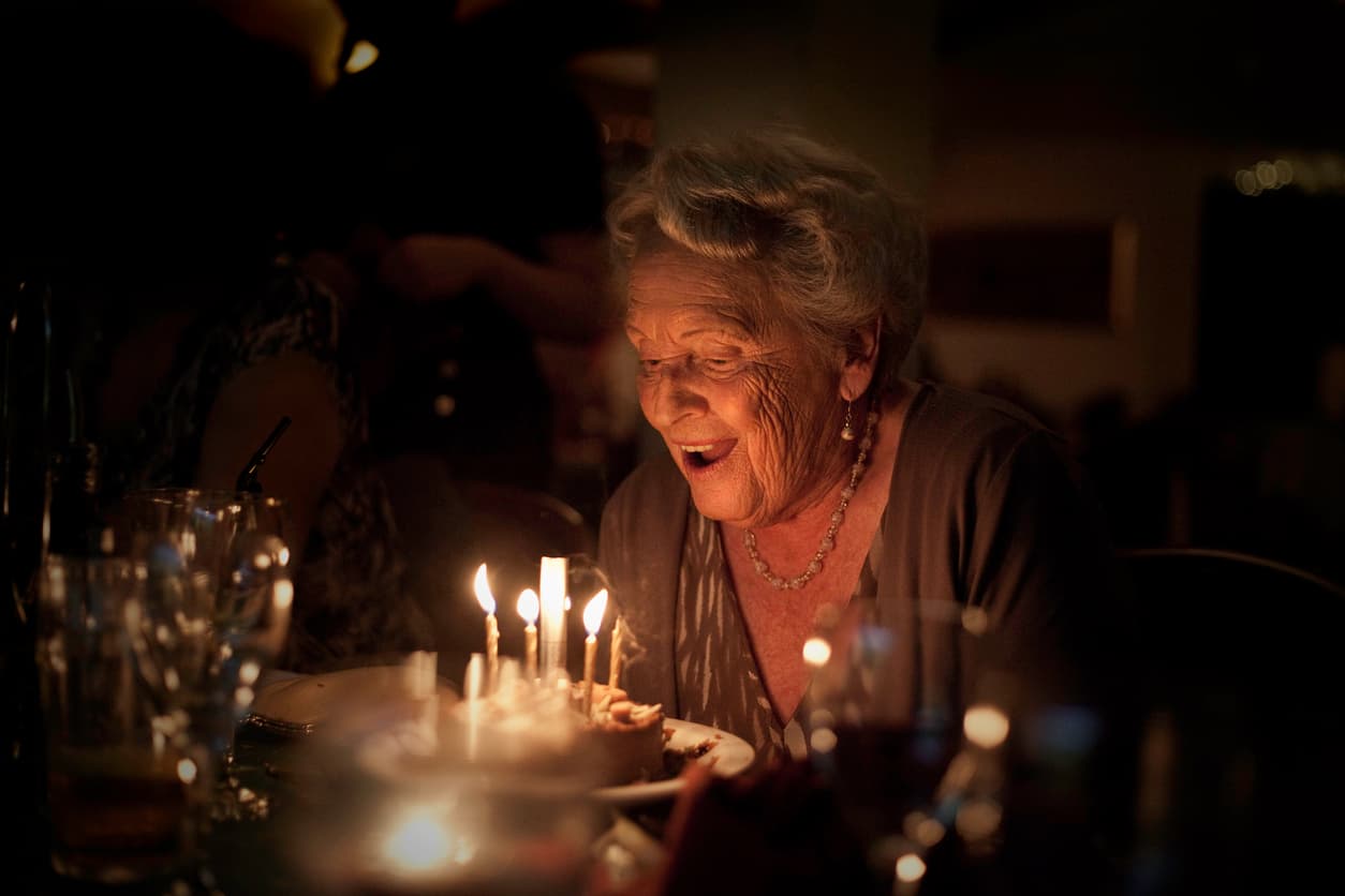 <b>Las personas más bajas tienden a <a href="https://www.univision.com/noticias/salud/hombres-envejecen-mas-rapido-mujeres">vivir un poco más</a> que las más altas y a padecer menos enfermedades a largo plazo a medida que envejecen.</b> Los científicos siguen estudiando los motivos de esta tendencia, pero algunos de los aspectos que están investigando están relacionados con el daño que sufren las células con el paso del tiempo, los niveles de ciertas hormonas y el tamaño de algunos órganos, como el cerebro, el hígado y los riñones.