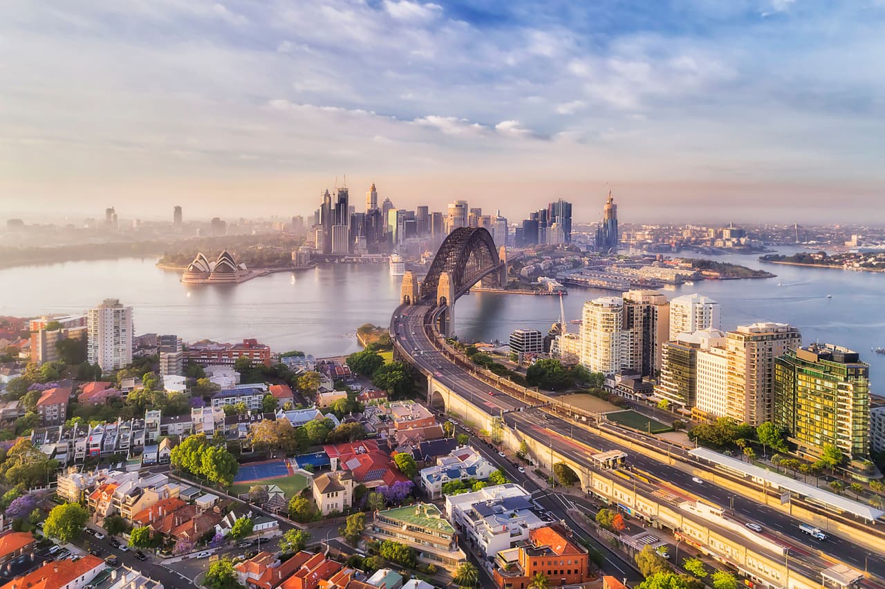 <b>Puesto 16. Australia (siete países empatados)</b>
<br>
<br>Tasa más alta de impuesto sobre la renta personal en 2021: 45.00%.
<br>
<br>Australia impone la tasa de impuestos sobre la renta más alta a partir de180,000 dólares australianos al año (unos 130,821 dólares estadounidenses). 
<br>
<br>Un estudio de la 
<a href="https://home.kpmg/xx/en/home/services/tax/tax-tools-and-resources/tax-rates-online/individual-income-tax-rates-table.html"><u>firma de contabilidad</u></a> multinacional KPMG determinó la tasa más alta de impuesto sobre la renta personal aplicada en cada nación en 2021, un porcentaje que puede variar en cada nación según el ingreso. 
<br>
<br>Aunque es imposible hacer una comparación de los impuestos totalmente precisa entre países, este dato permite contrastar el tratamiento de los tributos a pesar de las distintas normas, gravámenes, categorías y deducciones de cada nación.