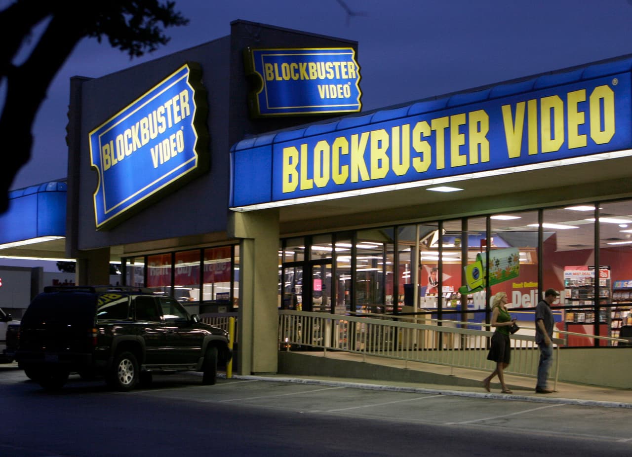 <b>Blockbuster</b> 
<b>video</b> se declaró en bancarrota en el 2010 tras perder terreno frente a empresas de video en internet. En su mejor momento, en el 2004, tuvo hasta 9,000 tiendas las cuales cerraron poco a poco en un período de ocho años.