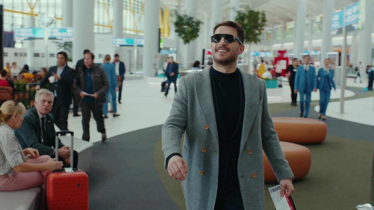 En el primer capítulo de este exitoso melodrama turco, así fue la primera aparición de Gediz: él caminaba feliz por el aeropuerto para dirigirse a la boda de su amigo Sancar, donde sería el testigo del novio.
