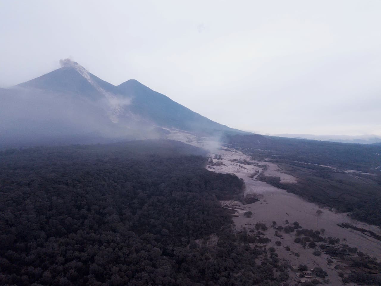 Las autoridades, que decretaron tres días de duelo, dijeron que la erupción ha dejado hasta ahora 1,700,000 personas afectadas, 3,100 evacuadas y decenas de heridos.